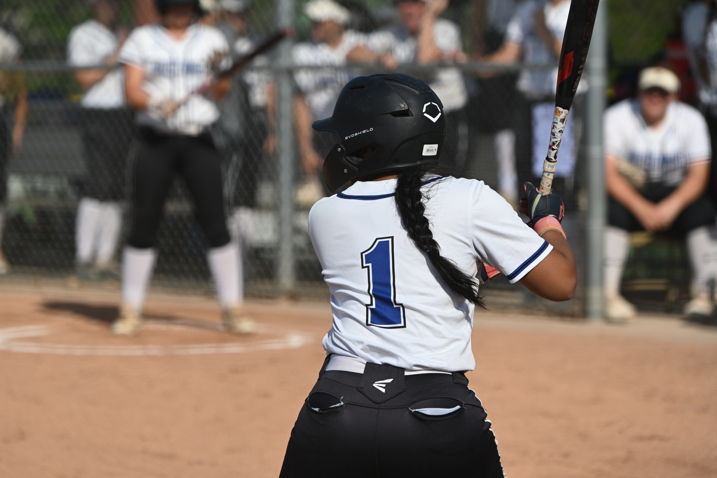 Mustangs Split With Cougars